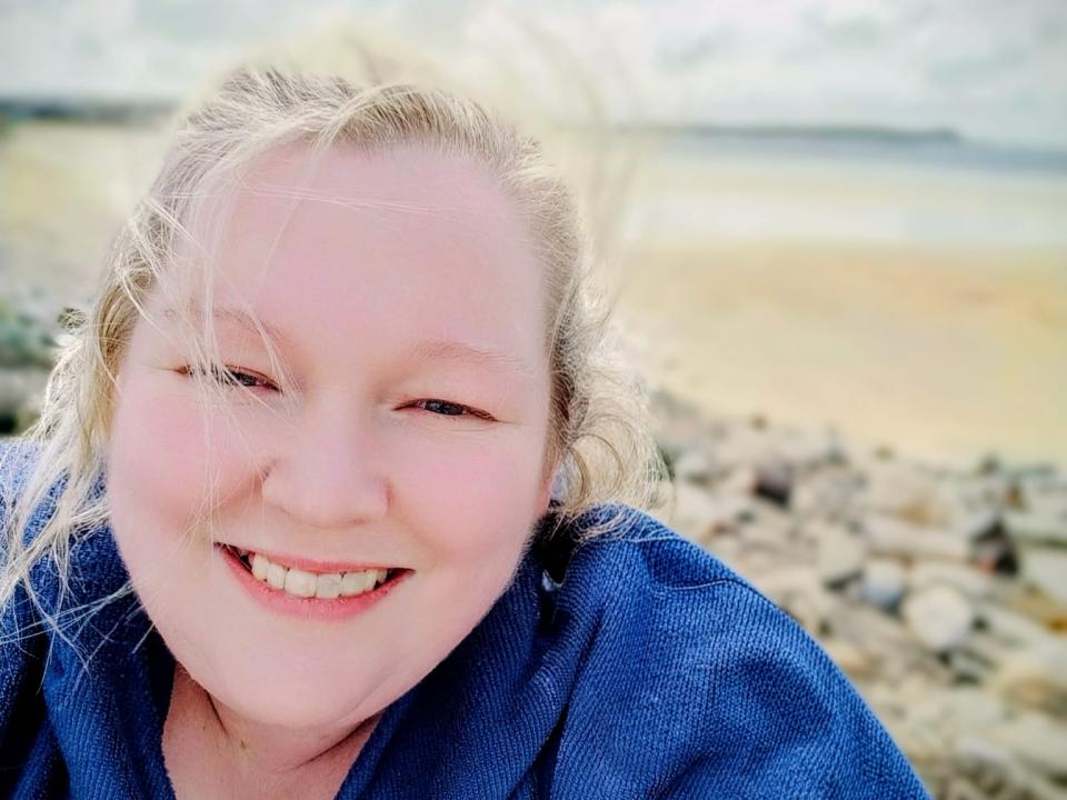 Portrait of Stephanie O’Brien outdoors by the beach for the MS Journeys campaign.